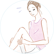 足がむくんでいる女性